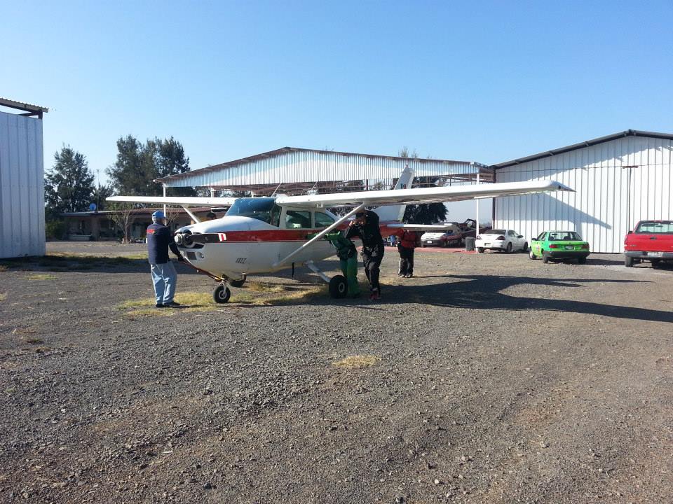 Paracaídas y avioneta